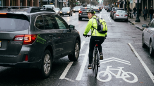 Ciclista evitando un vehículo que invade su espacio en un carril compartido
