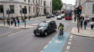 Ciclista evitando un vehículo que realiza un giro peligroso en una intersección